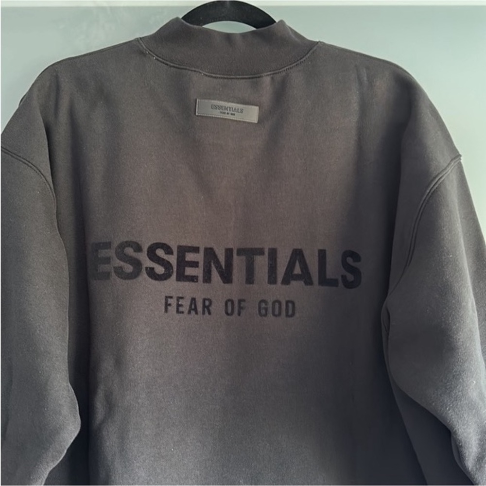 NEW - Essentials crewneck
